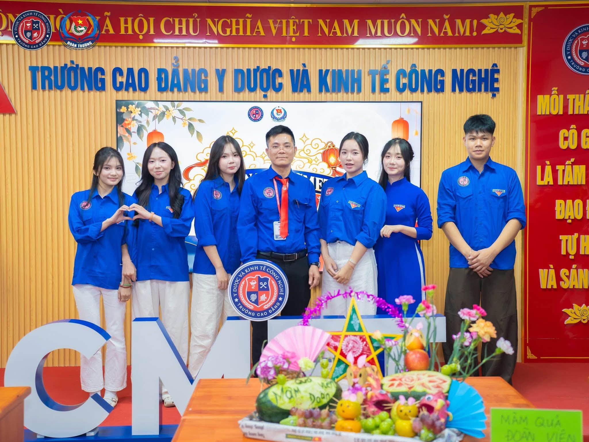 Thầy Sơn cùng các bạn sinh viên Trường Cao đẳng Y Dược và Kinh tế Công nghệ